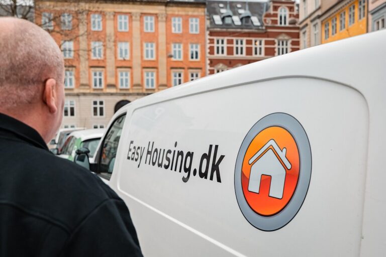 Hvid varevogn med logo fra Easy Housing